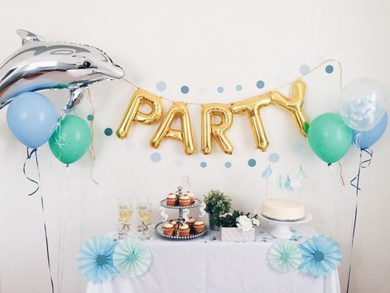 Cách trang trí sinh nhật tại nhà với bong bóng bạc cá heo và chữ party kết hợp bàn sinh nhật 