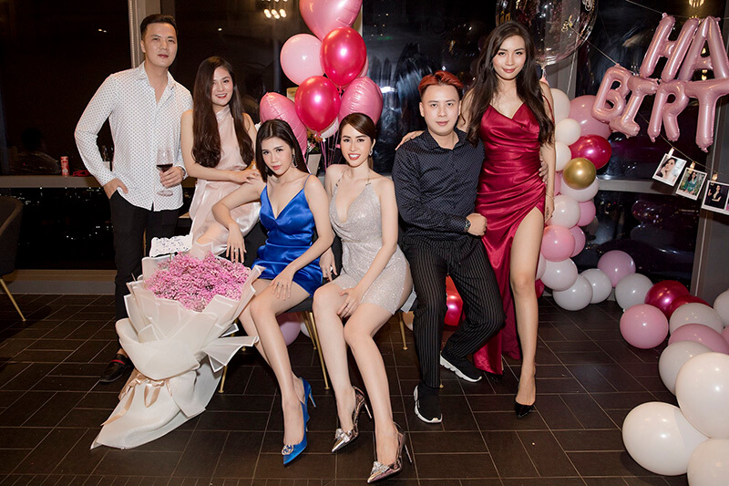 Hoa hậu Đặng Thị Ngọc Hân chụp hình cùng bạn bè