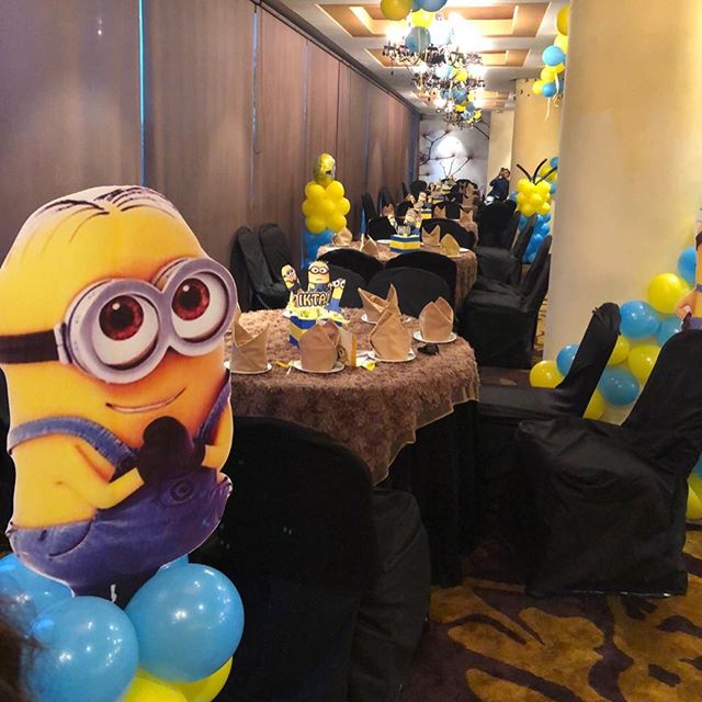 Trang trí bàn tiệc sinh nhật trọn gói Minion XV471