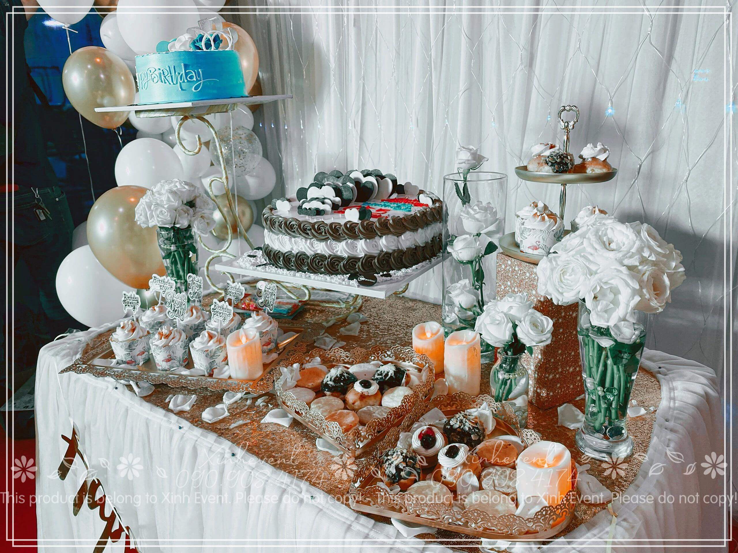 Chiếc bàn sinh nhật đầy ấp bánh và hoa với màu sắc hài hòa