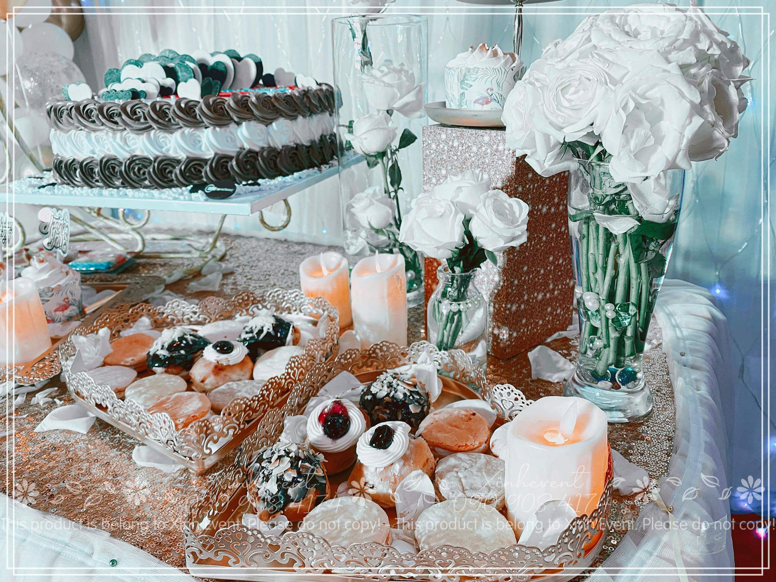 Cận cảnh góc phải của chiếc bàn sinh nhật trang trí màu sắc tinh tế