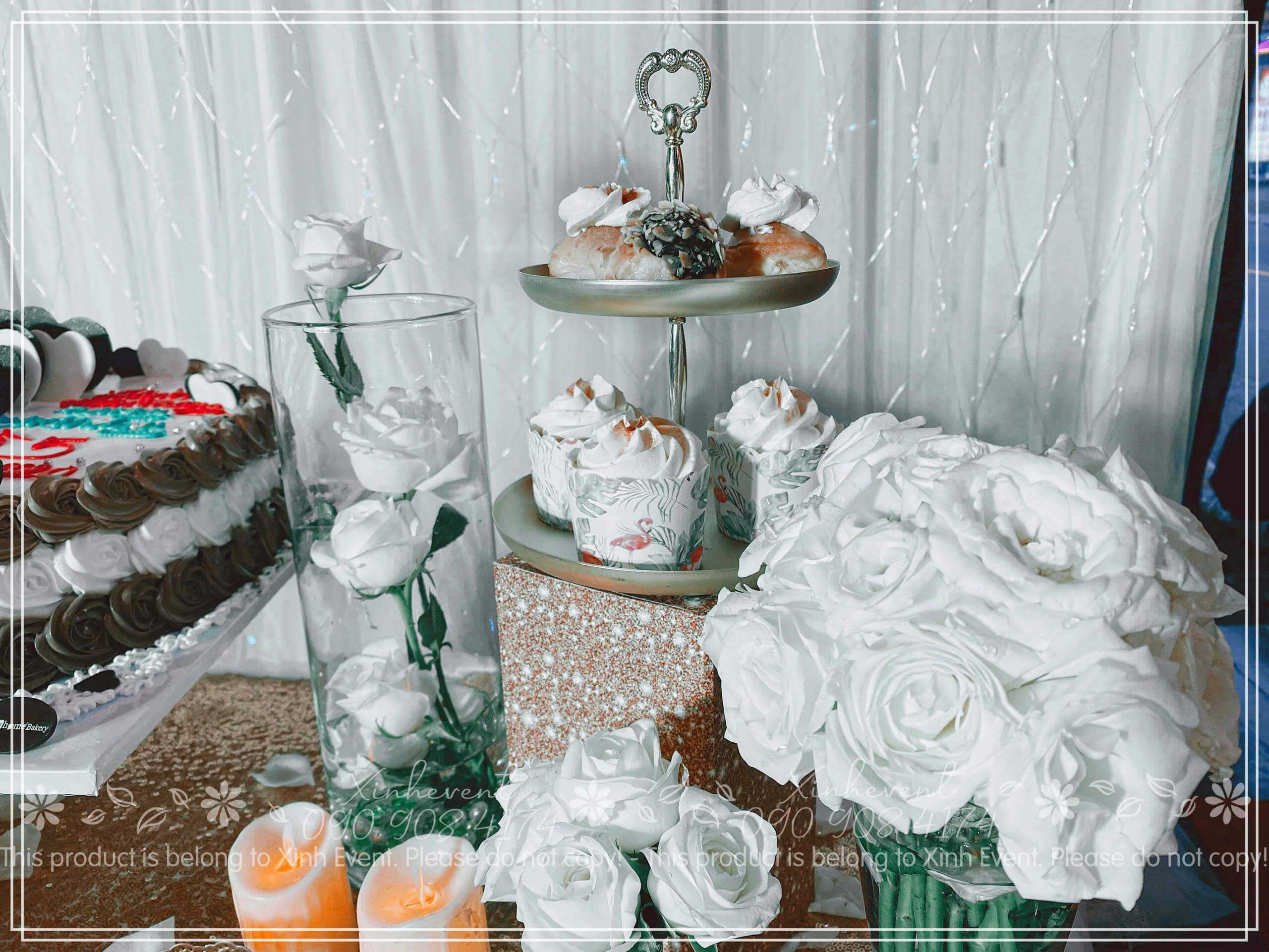 Dùng hoa hồng trắng để trang trí bàn tiệc thật sang trọng