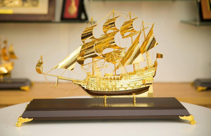 chọn mô hình thuyền buồm ra khơi làm quà tặng khách hàng doanh nghiệp