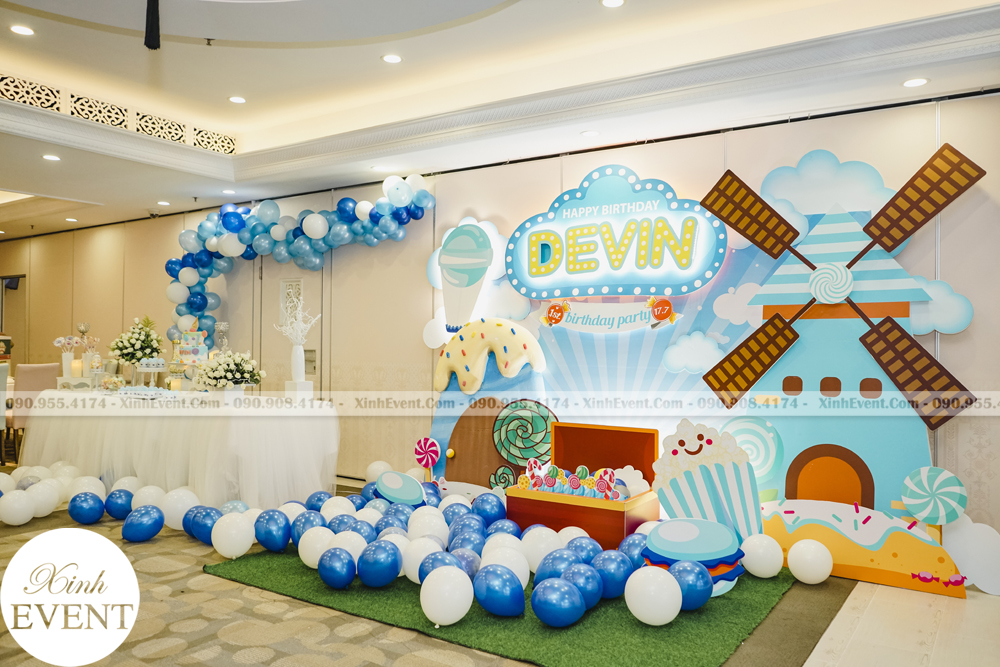 Bàn sinh nhật cùng backdrop sinh nhật của bé Devin được thực hiện bởi Xinh Event