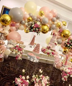 Trang trí bàn quà sinh nhật với hoa tươi và bong bóng lãng mạn XV402