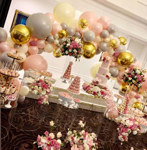 Trang trí bàn quà sinh nhật với hoa tươi và bong bóng lãng mạn XV402