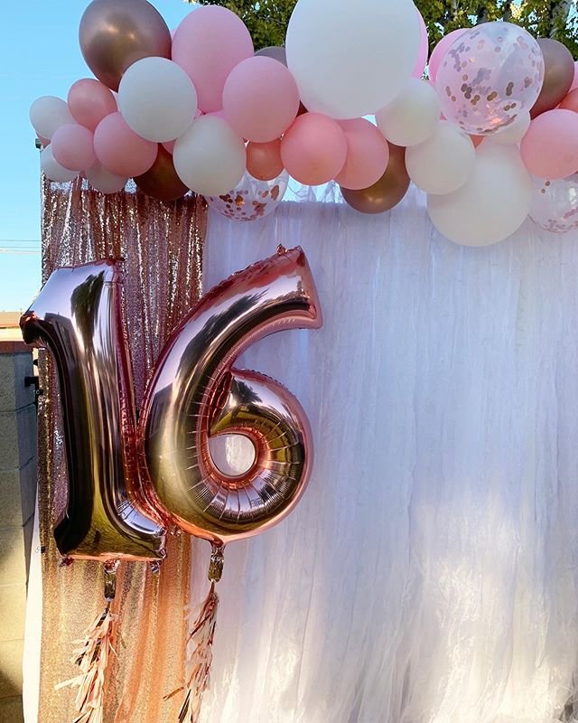 Góc trái backdrop sinh nhật màu hồng XV174