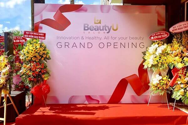 Mẫu backdrop Beauty U salon đơn giản nhưng nổi bật