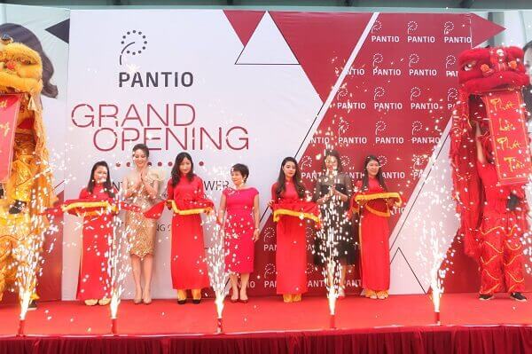 Mẫu background khai trương PANTIO cho những bạn có shop chuyên quần áo