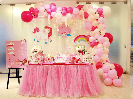 Bàn gallery trang trí tiệc sinh nhật màu hồng