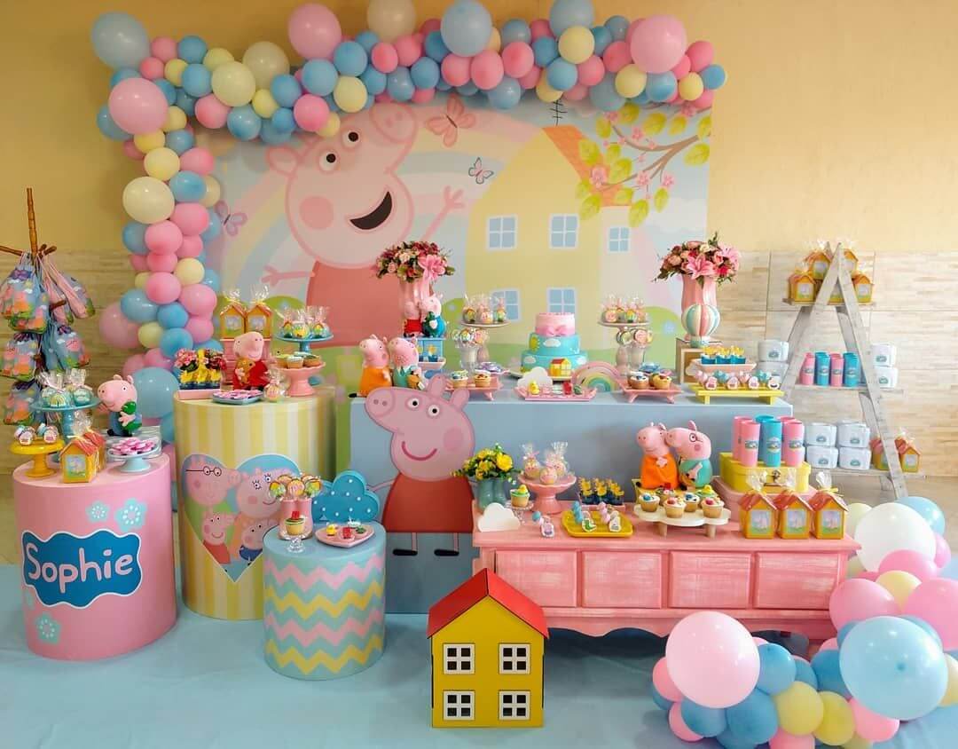 Thật sự rất sinh động và nôn nao khi nhìn thấy không gian sinh nhật chủ đề Peppa Pig cho bé
