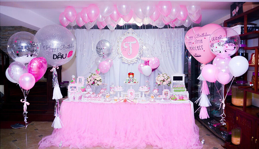 Trang trí bàn quà sinh nhật màu hồng trắng
