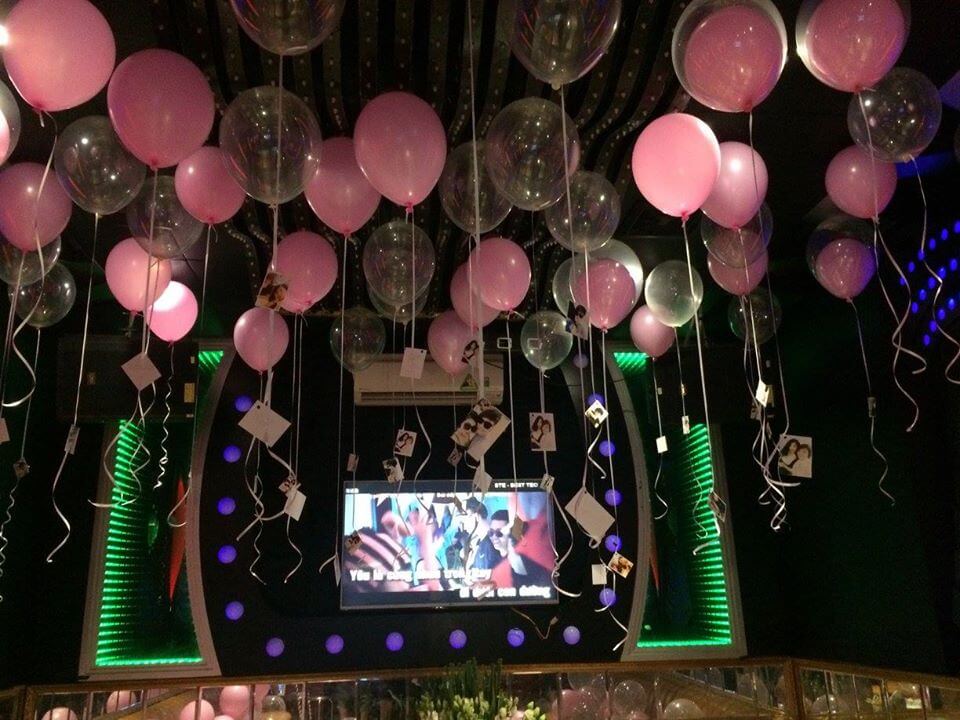 Trang trí phòng sinh nhật karaoke đơn giản với bóng bay