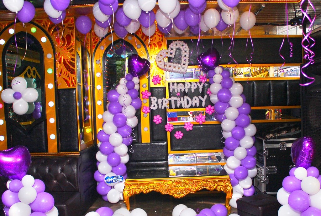 Trang trí sinh nhật trong phòng karaoke màu tím