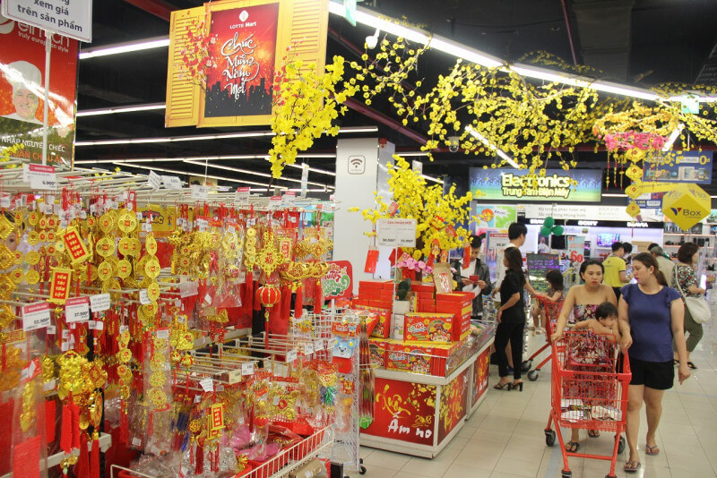 Trang trí siêu thị với sắc vàng của mai ngày tết